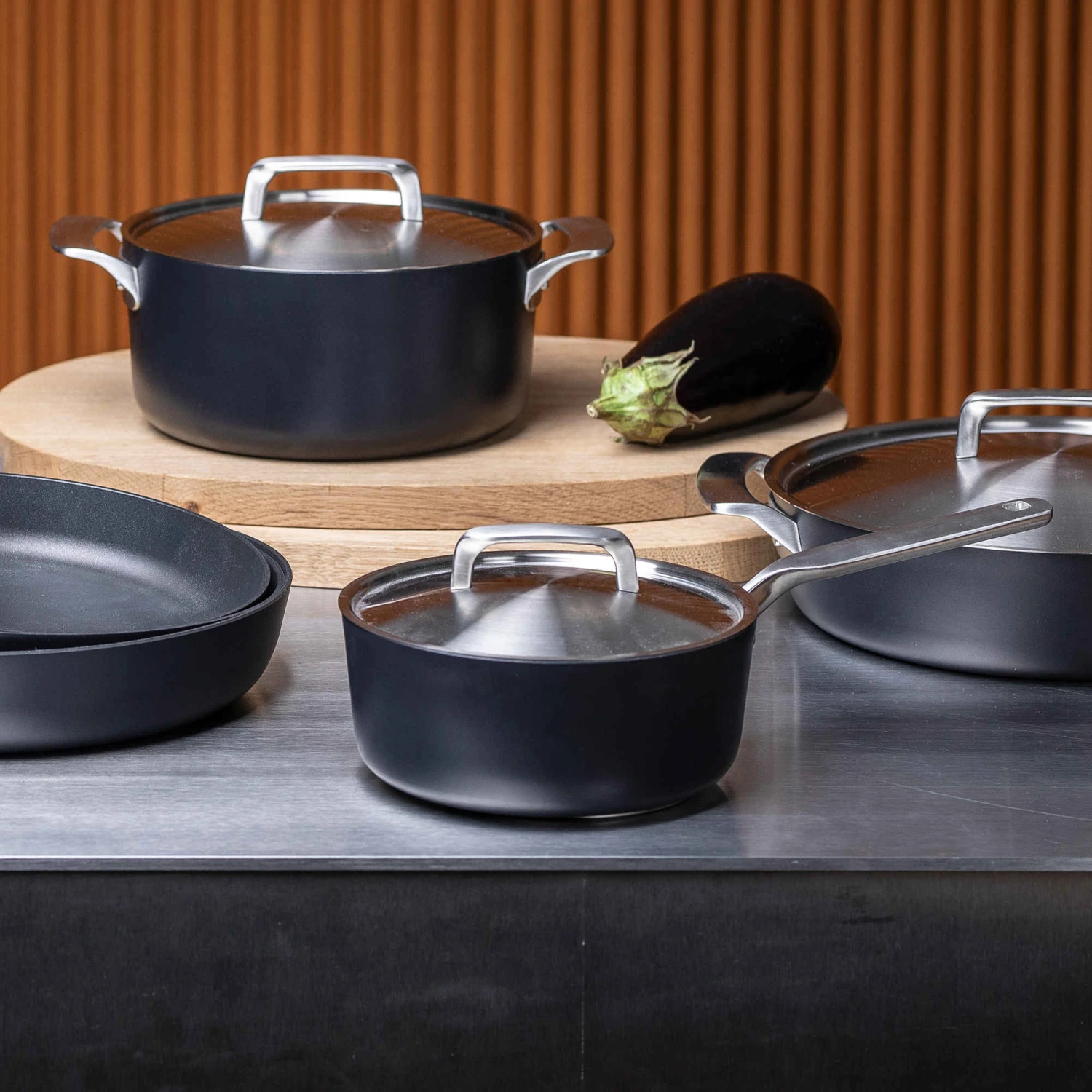 Fiskars Rotisser Hapjespan Met Hoge Randen 5 Fiskars Rotisser Hapjespan Met Hoge Randen - Afbeelding 3