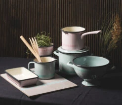 Muurla Vappu Emaille Steelpan 1,9 L 11 Muurla Vappu Emaille Steelpan 1,9 L -Keukenbenodigdheden Winkel 501751 01 12 EnvironmentImage d844f141c9