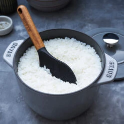 Staub Rice Cocotte Gietijzeren Braadpan 1,6 L -Keukenbenodigdheden Winkel 502866 01 2 EnvironmentImage 7f66756c36