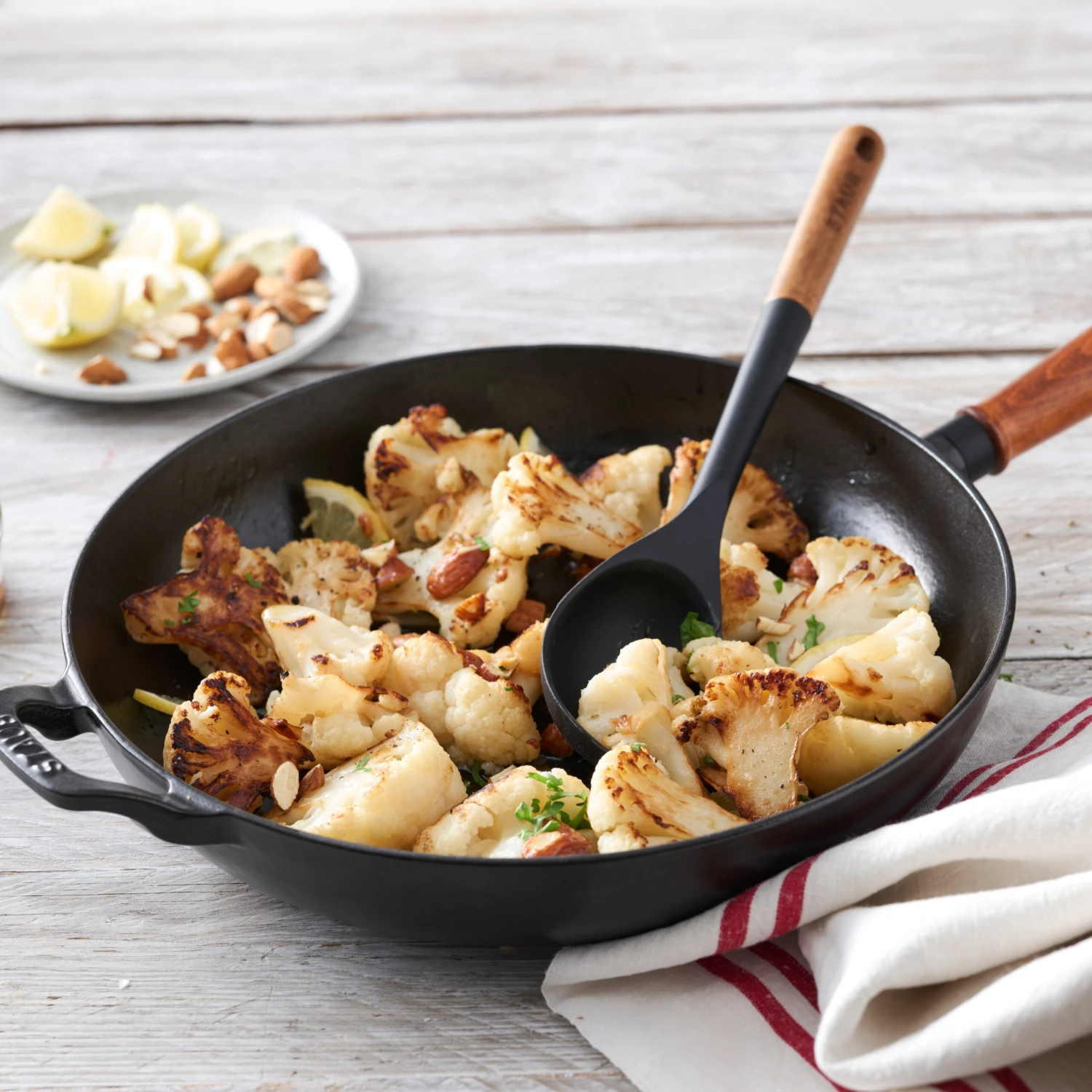 Staub Vintage Koekenpan Met Houten Handvat Ø28 Cm 4 Staub Vintage Koekenpan Met Houten Handvat Ø28 Cm - Afbeelding 2