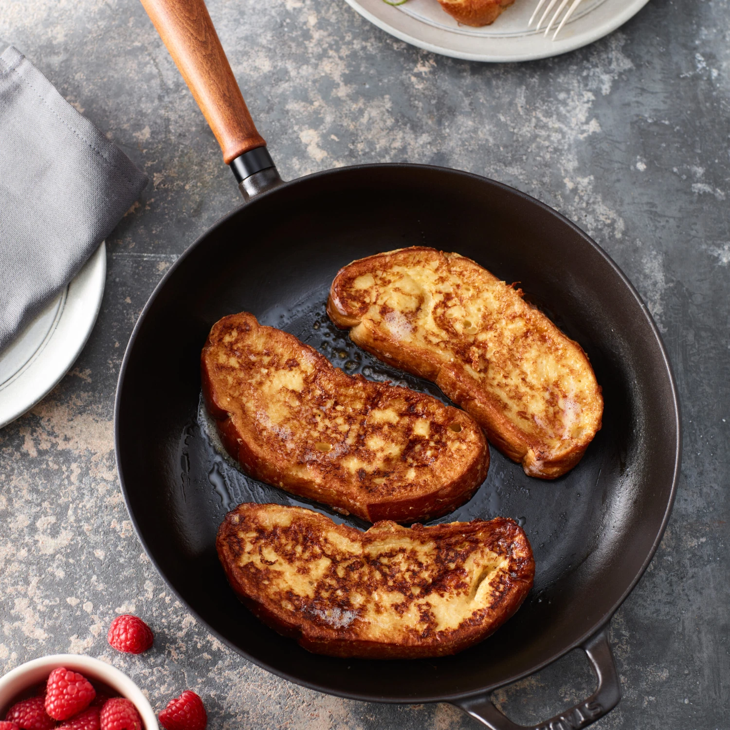 Staub Vintage Koekenpan Met Houten Handvat Ø24 Cm 4 Staub Vintage Koekenpan Met Houten Handvat Ø24 Cm - Afbeelding 2