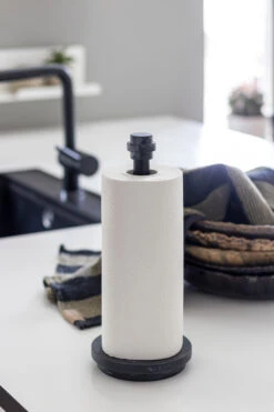 Mette Ditmer Attitude Kitchen Keukenrolhouder 33 Cm 7 Mette Ditmer Attitude Kitchen Keukenrolhouder 33 Cm -Keukenbenodigdheden Winkel 506554 01 3 EnvironmentImage e88519de69