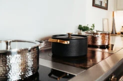 Arvet Gehamerde Zwarte Braadpan Met Deksel 12 Arvet Gehamerde Zwarte Braadpan Met Deksel -Keukenbenodigdheden Winkel 513365 01 5 EnvironmentImage ec5378c427