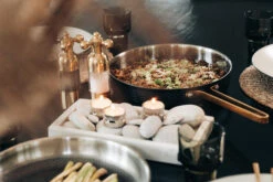 Arvet Gehamerde Zwarte Hapjespan Met Deksel -Keukenbenodigdheden Winkel 513366 01 6 EnvironmentImage e253123711