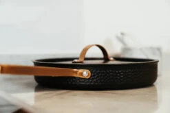 Arvet Gehamerde Zwarte Hapjespan Met Deksel -Keukenbenodigdheden Winkel 513366 01 7 EnvironmentImage 2348068909