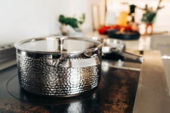 Kroma Gehamerde Verschroomde Braadpan Met Deksel 9 Kroma Gehamerde Verschroomde Braadpan Met Deksel -Keukenbenodigdheden Winkel 513370 01 3 EnvironmentImage 4942668c1b