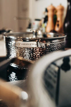 Kroma Gehamerde Verschroomde Braadpan Met Deksel 11 Kroma Gehamerde Verschroomde Braadpan Met Deksel -Keukenbenodigdheden Winkel 513370 01 5 EnvironmentImage 37617a2a07