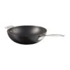 Le Creuset Wokpan Met Hulphandvat 2 Le Creuset Wokpan Met Hulphandvat -Keukenbenodigdheden Winkel 514110 01 1 ProductImageMain d6d7d82c76