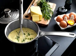 Le Creuset Signature 3-Ply Steelpan Met Deksel -Keukenbenodigdheden Winkel 514168 01 4 EnvironmentImage af7cffddd1