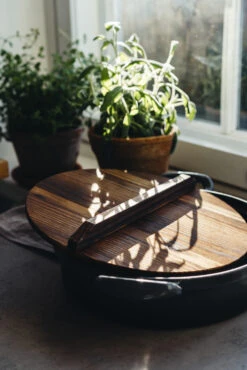 Heirol Gietijzeren Koekenpan Met Houten Deksel -Keukenbenodigdheden Winkel 515876 01 4 EnvironmentImage cf54903b4b