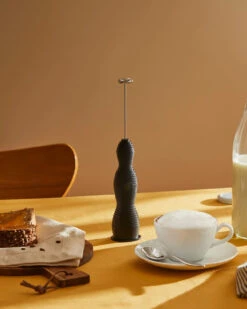 Alessi Pulcina Melkopschuimer 27,5 Cm 7 Alessi Pulcina Melkopschuimer 27,5 Cm -Keukenbenodigdheden Winkel 571213 01 5 EnvironmentImage e40b7d2697